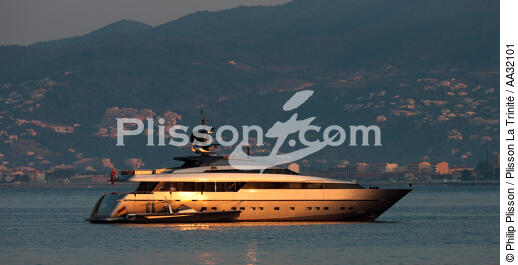 Mouillage devant Cannes - © Philip Plisson / Plisson La Trinité / AA32101 - Nos reportages photos - Motor-yacht