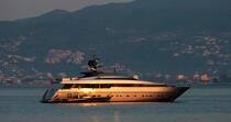 Anchor in front of Cannes © Philip Plisson / Plisson La Trinité / AA32101 - Photo Galleries - Motorboat