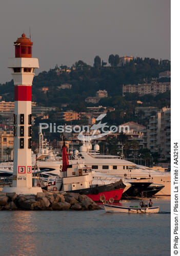 Le vieux port de Cannes - © Philip Plisson / Plisson La Trinité / AA32104 - Nos reportages photos - Feu de port