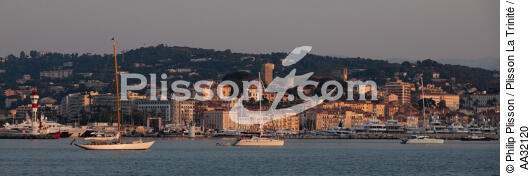 Le vieux port de Cannes - © Philip Plisson / Plisson La Trinité / AA32120 - Nos reportages photos - De La Napoule à Menton