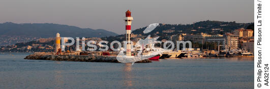 Le vieux port de Cannes - © Philip Plisson / Plisson La Trinité / AA32124 - Nos reportages photos - Feu de port