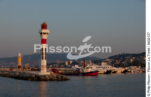 The old port of Cannes - © Philip Plisson / Plisson La Trinité / AA32127 - Photo Galleries - Harbour light