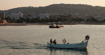 Petite pêche devant Cannes © Philip Plisson / Plisson La Trinité / AA32130 - Nos reportages photos - Alpes Maritimes