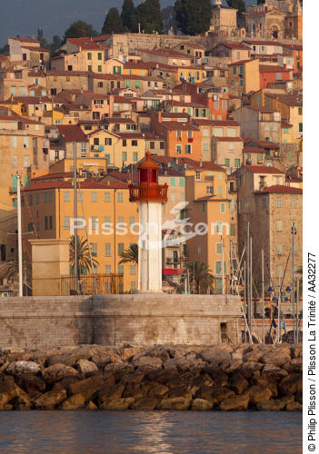 Menton - © Philip Plisson / Plisson La Trinité / AA32277 - Nos reportages photos - Feu de port