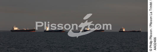 In the Gulf of Fos - © Philip Plisson / Plisson La Trinité / AA32466 - Photo Galleries - Oil tanker