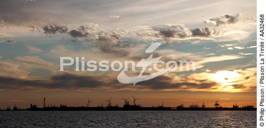 In the Gulf of Fos - © Philip Plisson / Plisson La Trinité / AA32468 - Photo Galleries - Sunset