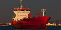 Dans le Golfe de Fos © Philip Plisson / Plisson La Trinité / AA32471 - Nos reportages photos - Transport maritime