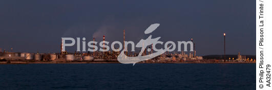 Le port pétrolier de Lavéra dans le Golfe de Fos - © Philip Plisson / Plisson La Trinité / AA32479 - Nos reportages photos - Ville [13]