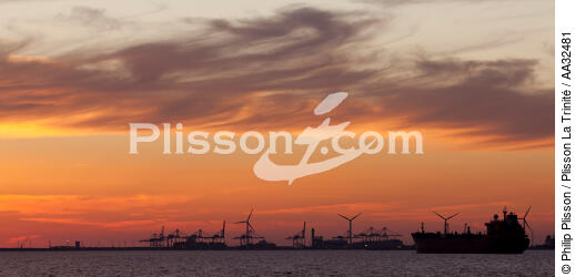 In the Gulf of Fos - © Philip Plisson / Plisson La Trinité / AA32481 - Photo Galleries - Sun