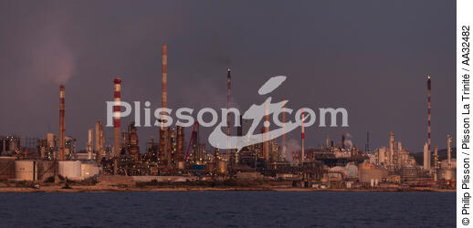 Le port pétrolier de Lavéra dans le Golfe de Fos - © Philip Plisson / Plisson La Trinité / AA32482 - Nos reportages photos - Bouches du Rhône