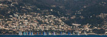 Régates devant Roquebrune-Cap-Martin © Philip Plisson / Plisson La Trinité / AA32504 - Nos reportages photos - Collection Créative