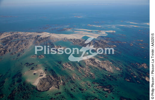 The Minquiers - © Philip Plisson / Plisson La Trinité / AA32515 - Photo Galleries - Low tide