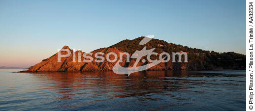 Le phare du Cap Bénat - © Philip Plisson / Plisson La Trinité / AA32534 - Nos reportages photos - Ville [83]