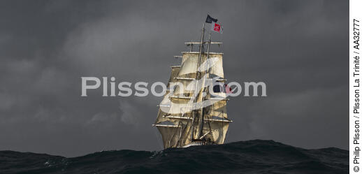 Le Belem entre Groix et Belle-Ile - © Philip Plisson / Plisson La Trinité / AA32777 - Nos reportages photos - Les Grands voiliers