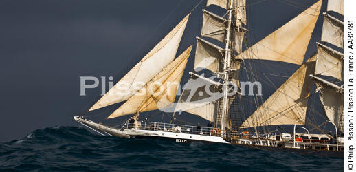 The Belem between Groix and Belle-Ile [AT] - © Philip Plisson / Plisson La Trinité / AA32781 - Photo Galleries - Three masts