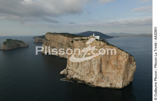 Le phare de Capo Caccia en Sardaigne - © Guillaume Plisson / Plisson La Trinité / AA32801 - Nos reportages photos - Falaise
