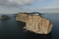 Le phare de Capo Caccia en Sardaigne © Guillaume Plisson / Plisson La Trinité / AA32801 - Nos reportages photos - Falaise