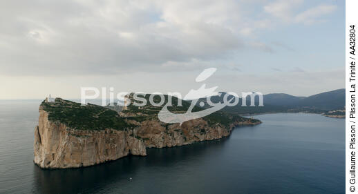 Le phare de Capo Caccia en Sardaigne - © Guillaume Plisson / Plisson La Trinité / AA32804 - Nos reportages photos - Falaise
