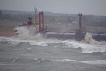 A cargo of 109 meters, the TK Bremen, ran aground on the night of Thursday 15 to Friday 16, December 2011 near the Ria of Etel in Morbihan [AT] © Philip Plisson / Plisson La Trinité / AA32816 - Photo Galleries - Storm at sea