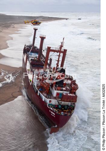 A cargo of 109 meters, the TK Bremen, ran aground on the night of Thursday 15 to Friday 16, December 2011 near the Ria of Etel in Morbihan [AT] - © Philip Plisson / Plisson La Trinité / AA32825 - Photo Galleries - Air transport