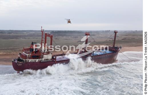 A cargo of 109 meters, the TK Bremen, ran aground on the night of Thursday 15 to Friday 16, December 2011 near the Ria of Etel in Morbihan [AT] - © Philip Plisson / Plisson La Trinité / AA32826 - Photo Galleries - TK Bremen grounding