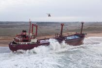 A cargo of 109 meters, the TK Bremen, ran aground on the night of Thursday 15 to Friday 16, December 2011 near the Ria of Etel in Morbihan [AT] © Philip Plisson / Plisson La Trinité / AA32826 - Photo Galleries - Pollution