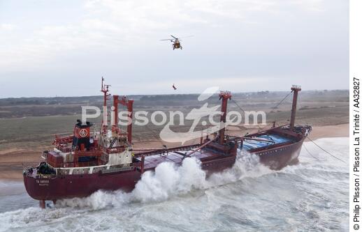 A cargo of 109 meters, the TK Bremen, ran aground on the night of Thursday 15 to Friday 16, December 2011 near the Ria of Etel in Morbihan [AT] - © Philip Plisson / Plisson La Trinité / AA32827 - Photo Galleries - Air transport