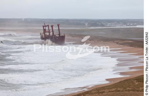 A cargo of 109 meters, the TK Bremen, ran aground on the night of Thursday 15 to Friday 16, December 2011 near the Ria of Etel in Morbihan [AT] - © Philip Plisson / Plisson La Trinité / AA32842 - Photo Galleries - Storm at sea