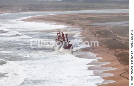 A cargo of 109 meters, the TK Bremen, ran aground on the night of Thursday 15 to Friday 16, December 2011 near the Ria of Etel in Morbihan [AT] - © Philip Plisson / Plisson La Trinité / AA32843 - Photo Galleries - Weather