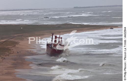 A cargo of 109 meters, the TK Bremen, ran aground on the night of Thursday 15 to Friday 16, December 2011 near the Ria of Etel in Morbihan [AT] - © Philip Plisson / Plisson La Trinité / AA32844 - Photo Galleries - Weather