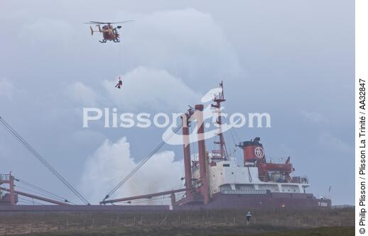 A cargo of 109 meters, the TK Bremen, ran aground on the night of Thursday 15 to Friday 16, December 2011 near the Ria of Etel in Morbihan [AT] - © Philip Plisson / Plisson La Trinité / AA32847 - Photo Galleries - Helicopter winching