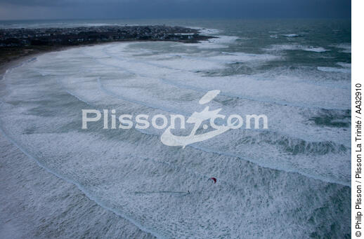 La Torche, kitsurfing - © Philip Plisson / Plisson La Trinité / AA32910 - Photo Galleries - Storms