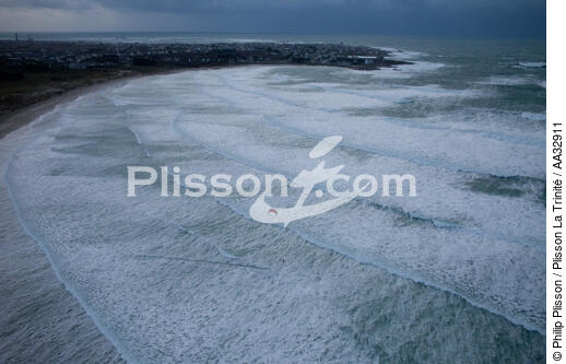 La Torche, kitsurfing - © Philip Plisson / Plisson La Trinité / AA32911 - Photo Galleries - Grey sky
