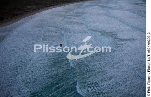 La Torche, en Kitesurf - © Philip Plisson / Plisson La Trinité / AA32913 - Nos reportages photos - Sport nautique
