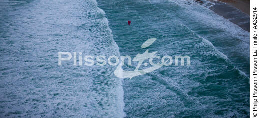 La Torche, kitsurfing - © Philip Plisson / Plisson La Trinité / AA32914 - Photo Galleries - Grey sky