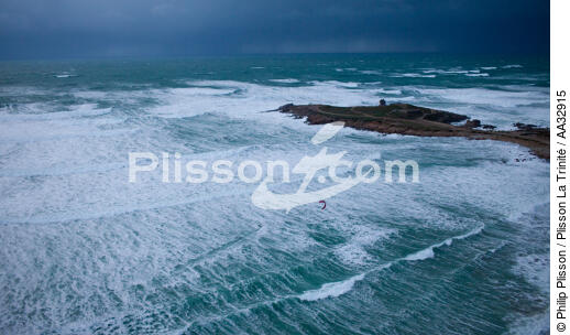 La Torche, kitsurfing - © Philip Plisson / Plisson La Trinité / AA32915 - Photo Galleries - Winters storms on Brittany coasts