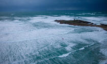 La Torche, en Kitesurf © Philip Plisson / Plisson La Trinité / AA32915 - Nos reportages photos - La tempête Joachim sur les côtes bretonnes