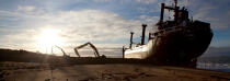 La déconstruction du cargo TK Bremen sur la plage d'Erdeven © Philip Plisson / Plisson La Trinité / AA32920 - Nos reportages photos - Ville [56]