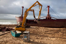 La déconstruction du cargo TK Bremen sur la plage d'Erdeven © Philip Plisson / Plisson La Trinité / AA32921 - Nos reportages photos - Ville [56]
