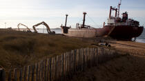 La déconstruction du cargo TK Bremen sur la plage d'Erdeven © Philip Plisson / Plisson La Trinité / AA32923 - Nos reportages photos - Echouage