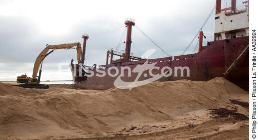 La déconstruction du cargo TK Bremen sur la plage d'Erdeven - © Philip Plisson / Plisson La Trinité / AA32924 - Nos reportages photos - Echouage