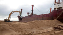 La déconstruction du cargo TK Bremen sur la plage d'Erdeven © Philip Plisson / Plisson La Trinité / AA32924 - Nos reportages photos - Ville [56]