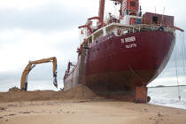 La déconstruction du cargo TK Bremen sur la plage d'Erdeven © Philip Plisson / Plisson La Trinité / AA32926 - Nos reportages photos - Pollution