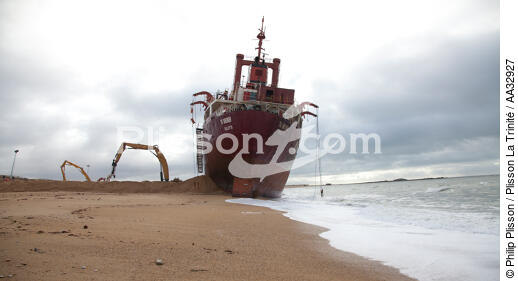 La déconstruction du cargo TK Bremen sur la plage d'Erdeven - © Philip Plisson / Plisson La Trinité / AA32927 - Nos reportages photos - Echouage