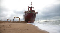 La déconstruction du cargo TK Bremen sur la plage d'Erdeven © Philip Plisson / Plisson La Trinité / AA32927 - Nos reportages photos - Erdeven