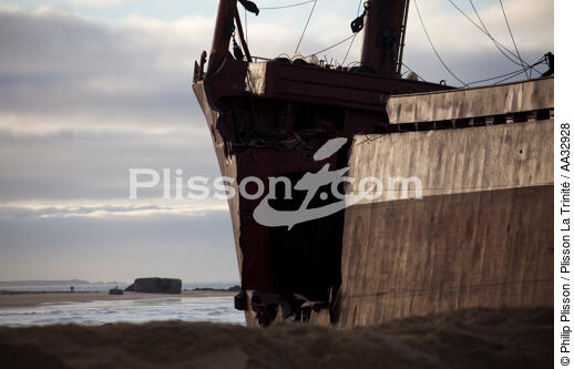 La déconstruction du cargo TK Bremen sur la plage d'Erdeven - © Philip Plisson / Plisson La Trinité / AA32928 - Nos reportages photos - Ville [56]