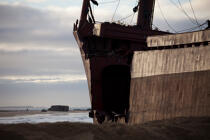La déconstruction du cargo TK Bremen sur la plage d'Erdeven © Philip Plisson / Plisson La Trinité / AA32928 - Nos reportages photos - Ville [56]