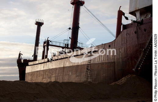 La déconstruction du cargo TK Bremen sur la plage d'Erdeven - © Philip Plisson / Plisson La Trinité / AA32929 - Nos reportages photos - Erdeven