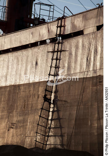La déconstruction du cargo TK Bremen sur la plage d'Erdeven - © Philip Plisson / Plisson La Trinité / AA32931 - Nos reportages photos - Ville [56]