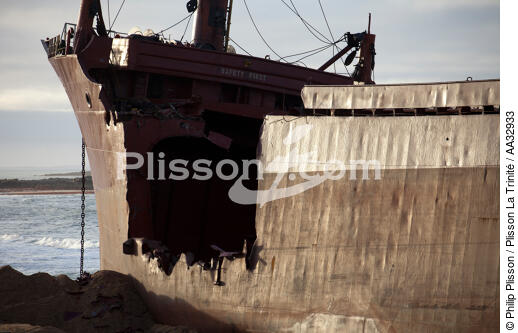 The deconstruction of cargo TK Bremen on the beach of Erdeven [AT] - © Philip Plisson / Plisson La Trinité / AA32933 - Photo Galleries - Erdeven